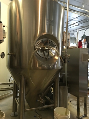 500L 1000L SS304 Microbrewery κάθετος τύπος συστημάτων Brewpub εξοπλισμού με το κλειδί στο χέρι