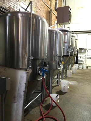 500L 1000L SS304 Microbrewery κάθετος τύπος συστημάτων Brewpub εξοπλισμού με το κλειδί στο χέρι