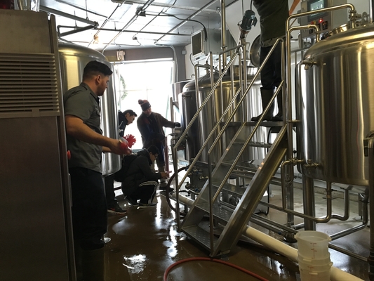 500L 1000L SS304 Microbrewery κάθετος τύπος συστημάτων Brewpub εξοπλισμού με το κλειδί στο χέρι