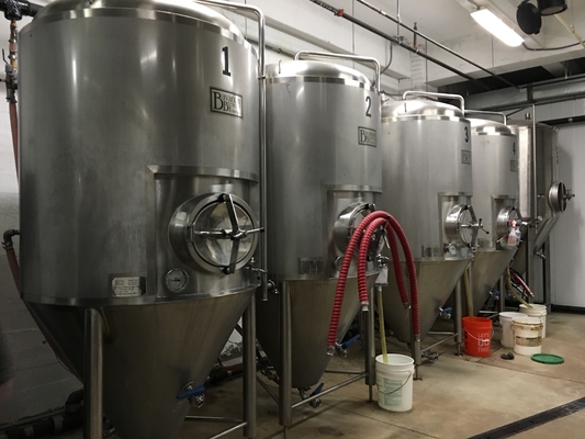 Κλασικός σύγχρονος εξοπλισμός Microbrewery τύπων με την κωνική δεξαμενή δεξαμενών ζύμωσης