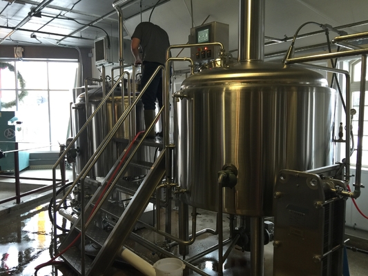Εξοπλισμός 3,5 Microbrewery μπαρ μικροϋπολογιστών παρασκευάζοντας γυαλισμένη σύστημα επιφάνεια Bbl